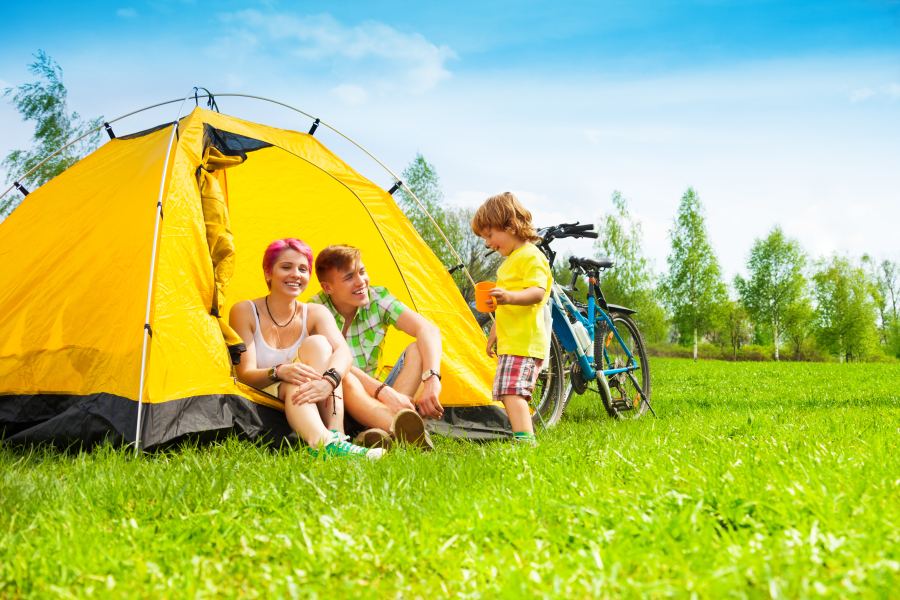 famille dans une tente de camping familial Savoie 